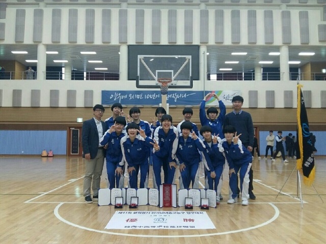 ▲ 제41회 협회장기 중고농구대회 여자 고등부에서 2연패를 달성한 분당경영고 선수단이 시상식 후 기념촬영을 하고 있다.분당경영고 제공