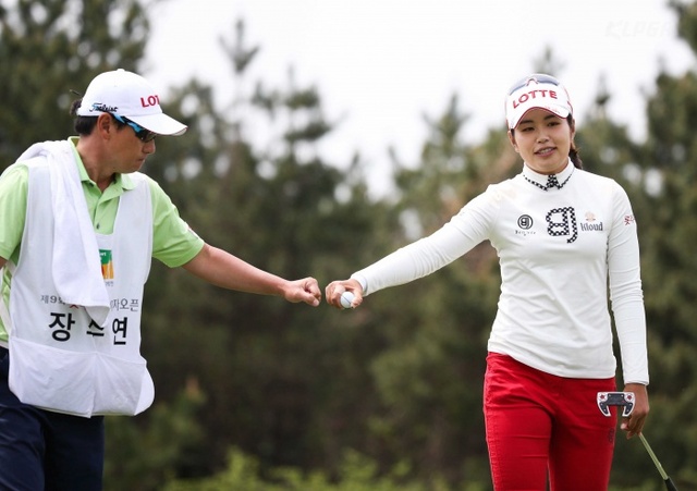 ▲ 10일 제주도 서귀포시 롯데스카이힐 제주 컨트리클럽(파72·6천187야드)에서 열린 한국여자프로골프(KLPGA)투어 국내 개막전 롯데마트 여자오픈 마지막날 라운드 8번홀에서 장수연이 버디를 성공한 뒤 캐디와 함께 기뻐하고 있다.KLPGA 제공