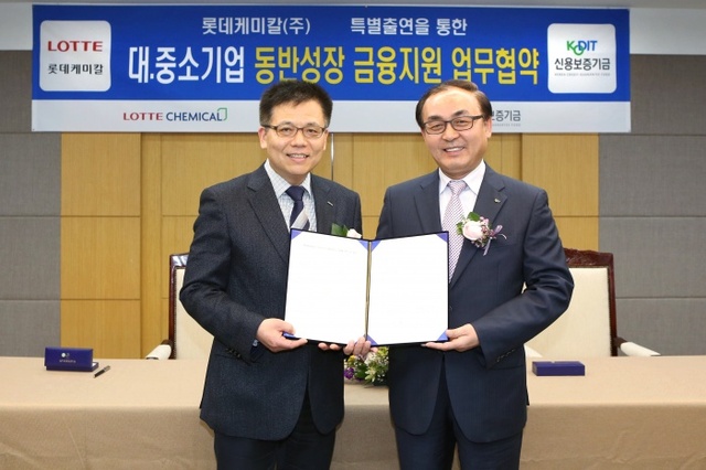 ▲ 11일 롯데케미칼 본사에서 열린 '대ㆍ중소기업 동반성장 협약보증 운용에 관한 업무협약식'에서 조성택 롯데케미칼 재무회계부문장(왼쪽)과 박학양 신용보증기금 신용사업부분장이 기념촬영을 하고 있다. /신용보증기금 제공