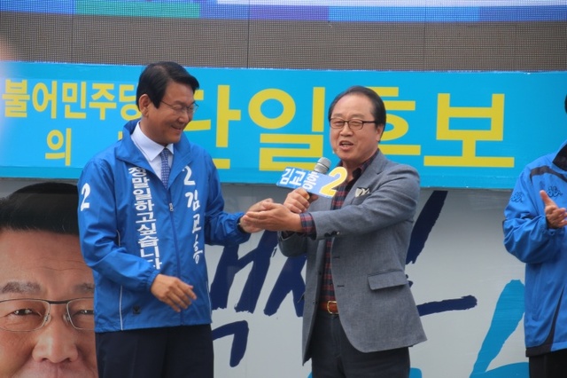 ▲ 방송인 이상벽씨(오른쪽)가 인천시 서구 전통시장에서 열린 더불어민주당 김교흥 서구갑 후보의 유세장에서 유권자에게 김 후보의 지지를 호소하고 있다.