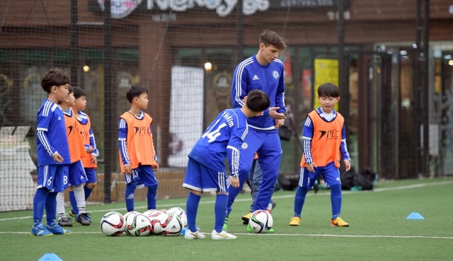 ▲ 첼시FC 유소년 코칭스태프가 축구 꿈나무들에게 기본기 교육을 실시하고 있다.PEC 제공