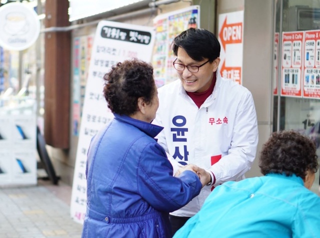 ▲ 무소속 윤상현 남구을 후보가 지역 주민들과 인사를 나누고 있다.