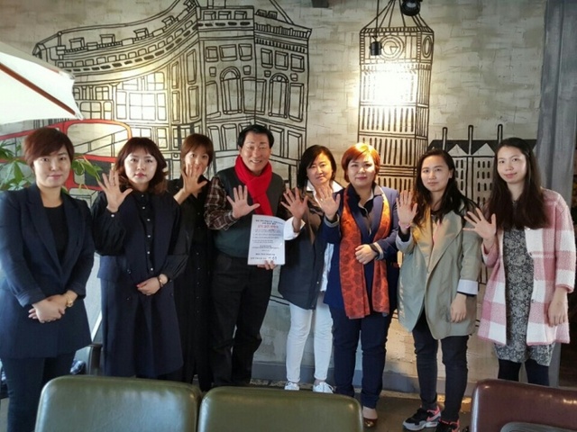 ▲ 무소속 안상수 중동강화옹진 후보는 11일  영종지역에서 학부모들과 만나 교육 기반시설 확충 방안 등을 논의했다./안상수 후보사무실 제공