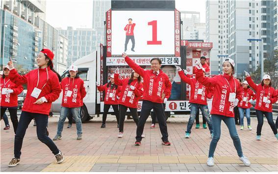 ▲ 새누리당 민경욱 인천연수을 후보가 선거운동원들과 함께 선거송에 맞춰 율동을 하고 있다. 후보캠프 제공