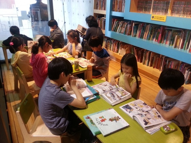 ▲ 어린이들이 도서관에서 책을 읽고 있다.