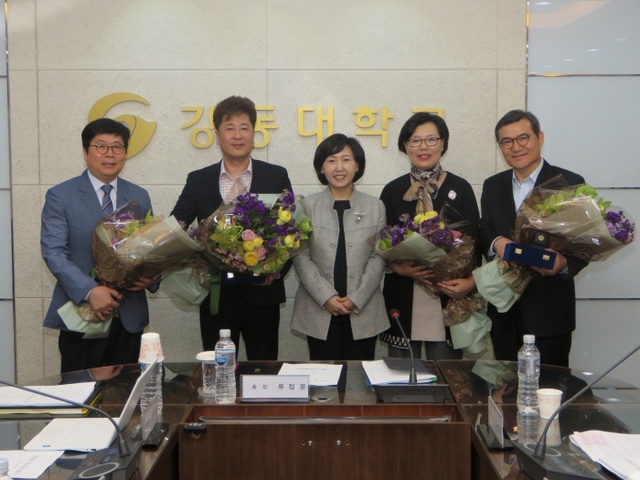 ▲ 강돈대학교 류정윤 총장(가운데)이 20년간 근속한 교수들에게 공로패를 전달하고 있다.(사진=강동대)