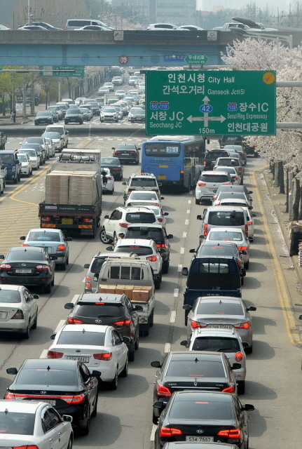 크기변환_7면 20160413 선거휴일 인천대공원 벚꽃 나들이 차량 북적JYJ_2768.jpg