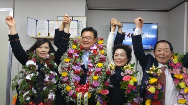 ▲ 당선소식을 전해듣고 부모님과 부인과 함께 기뻐하는 김성원 당선자.