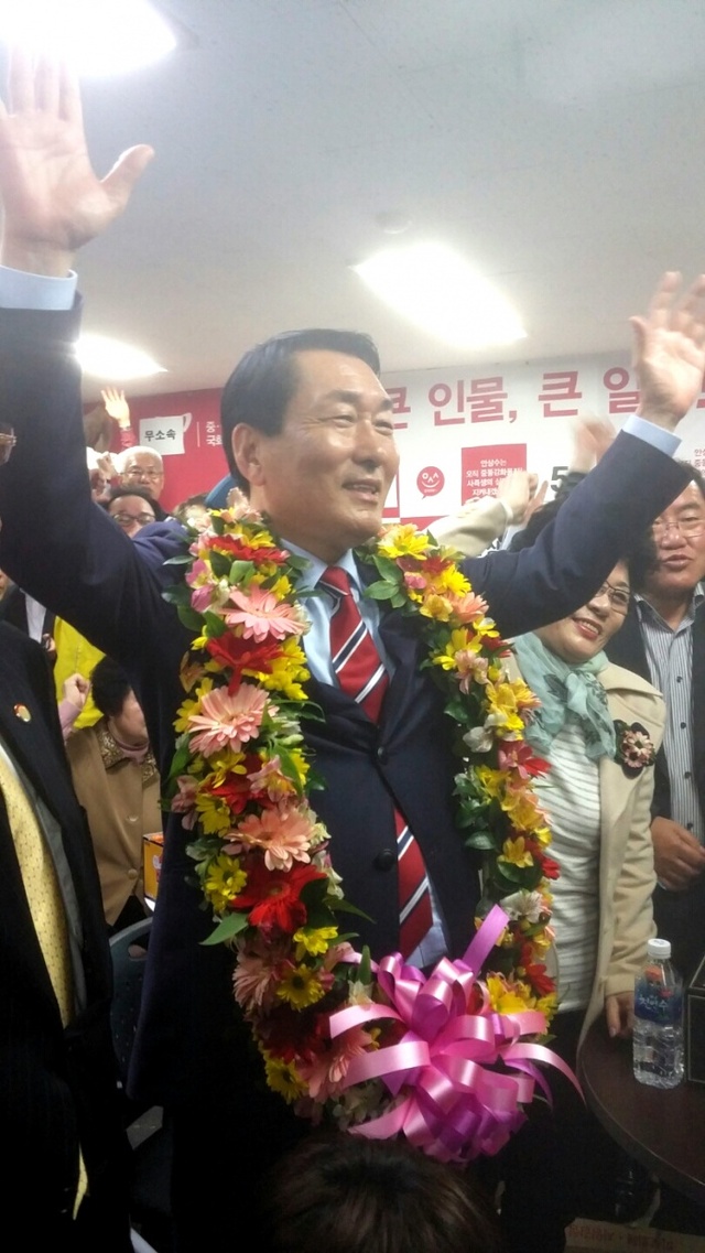 ▲ 무소속 안상수 후보가 중동강화옹진 당선이 유력시 되자 지지자들과 환호하고 있다./김미경기자