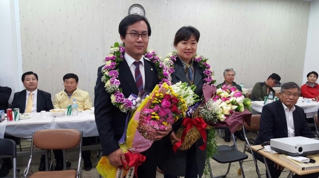 ▲ 포천에서 당선된 김영우 당선자가 꽃다발을 받고 있다.