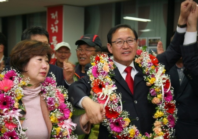 ▲ 새누리당 정유섭 인천부평갑 후보가 14일 새벽 4시쯤 당선 소식이 전해지자 부인인 김영보 여사와 손을 들고 환호하고 있다. 정유섭 후보 캠프 제공