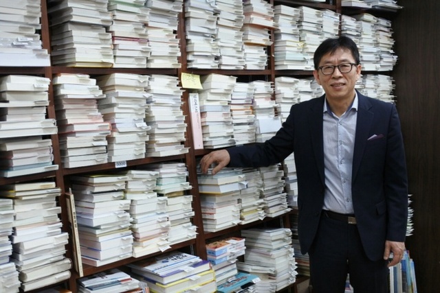 ▲ 책읽는도시 인천 만들기에 앞장서는 문인홍 인천서점협동조합장