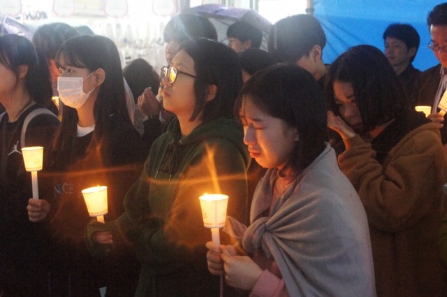 ▲ 이천환경운동연합이 지난 16일 이천문화의거리에서 세월호 2주기 추모제가 열린 가운데 학생들이 눈씨울을 적시고 있다.