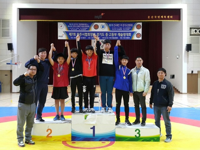 ▲ 수성중과 수일중 선수단이 제41회 경기도학생체육대회 레슬링 시상식을 마친 뒤 기념촬영을 하고 있다.