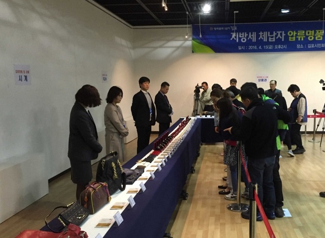 ▲ 김포시가 고액체납자들로부터 압류한 물품들에 대해 공개매각을 실시한 가운데 많은 시민들이 참여해 물품들을 상세히 확인하고 있다.(김포시 제공)