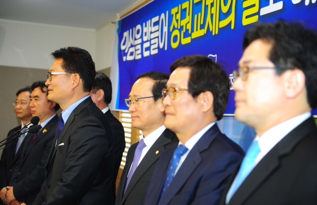 크기변환_1면 20160418 4.13총선 더불어민주당 인천시당 당선자 합동 기자회견 JUN_7245.jpg