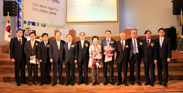 ▲ 한신대학교가 지난 15일 오산캠퍼스에서 개교 76주년 기념식을 하고 ‘작지만 위대한 대학’으로 성장할 것을 다짐했다.