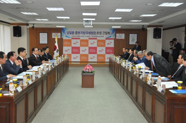 ▲ 경기도 상공회의소연합회는 19일 오전 11시 SKC 수원공장에서 심달훈 중부지방국세청장 초청 간담회를 개최했다.