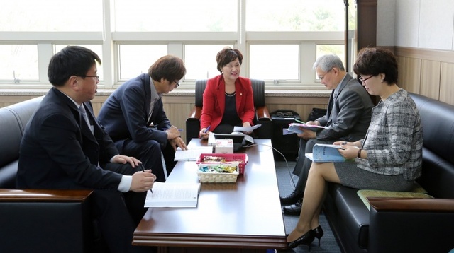 ▲ 간담회를 하고 있는 결산검사위원들(사진 가운데 문외숙 대표위원)