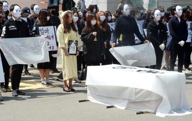 크기변환_7면 20160419 인하대 예술학부 학사구조 개편 반대 퍼포먼스 JYJ_4216.jpg