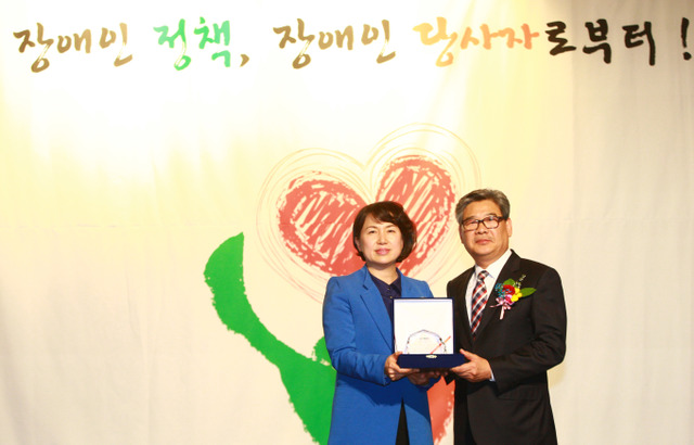 ▲ 원미정 위원장, 감사패