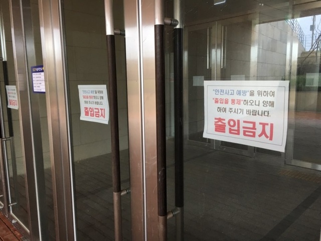 ▲ 주민 개방을 약속했던 수도권매립지공사 수영장이 1년 반이 지나도록 개방되지 않고 굳게 닫혀있다.