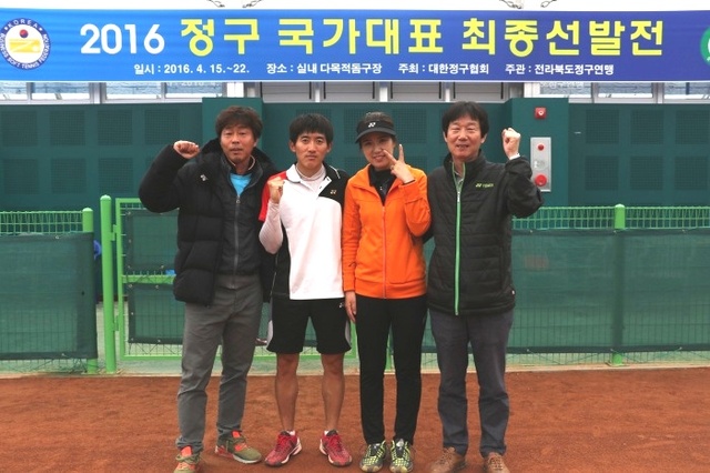 ▲ 왼쪽부터 서규재 코치, 서권, 한우리, 박문규 감독. 대한정구협회 제공