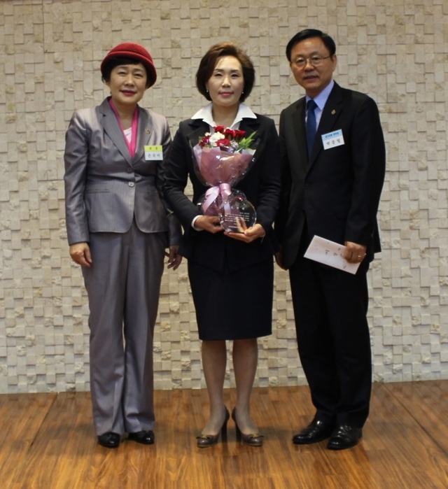 ▲ 수상기념사진(손숙미회장-민경원회장-박종렬본부장)