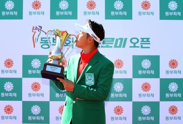 ▲ 최진호가 24일 포천 대유 몽베르 컨트리클럽 브렝땅·에떼 코스(파72)에서 열린 제12회 동부화재 프로미오픈에서 우승한 뒤 트로피를 들고 포즈를 취하고 있다.연합뉴스
