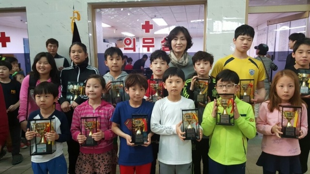 ▲ 24일 수원 새천년수영장에서 열린 제17회 수원시생활체육대축전 수영대회에서 한기애 수원시수영연합회장(뒷줄 가운데)이 학생부 시상식을 마친뒤 입상자들과 기념촬영을 하고 있다.