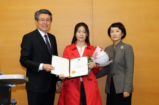 ▲ 삼육대 홍예지 학생 장학금 수여식