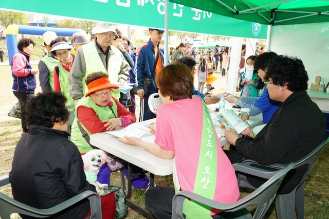▲ 박람회에 참여한 시민이  건강 체크와 함께 상담을 받고 있다.
