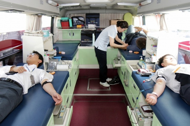▲ 인천지법 직원들로 구성된 따뜻한 봉사단 일명 '따봉'과 법관 등이 25일 사랑의 헌혈 행사에 참여하고 있다.