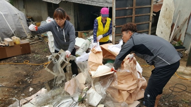 ▲ 이천 설성면 자율방범대와 어머니자율방범대 회원들이 설성면 관내 어려운 이웃을 찾아 집수리 및 청소 봉사활동을 펼치고 있다.