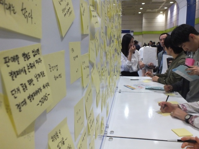 ▲ 28일 서울 코엑스에서 열린 '글로벌 중소·벤처 청년채용박람회'에서 청년 구직자들이 취업 각오를 다지며 희망 메시지를 작성하고 있다. 이관주기자