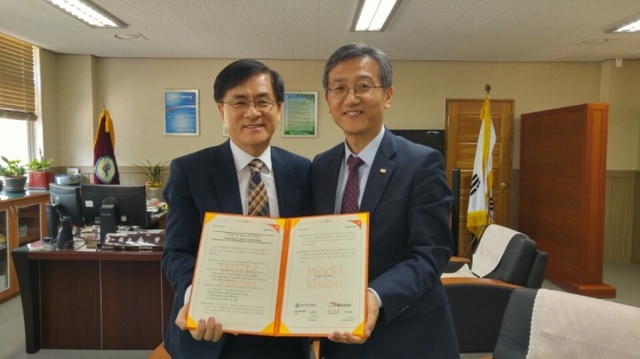 ▲ 왼쪽부터 김철구 고잔초 교장과 나윤철 월드비전 인천지부 지부장이 협약 체결 후 기념 사진을 찍고 있다.