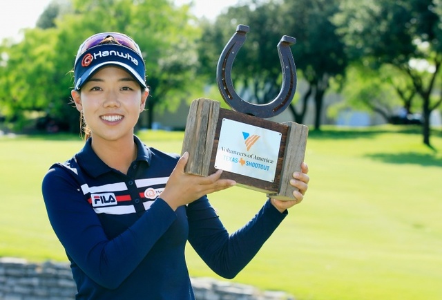 ▲ 2일 미국 텍사스주 어빙의 라스 콜리나스 컨트리클럽에서 열린 미국여자프로골프(LPGA) 투어 텍사스 슛아웃에서 우승한 신지은(24·한화)이 트로피를 들고 미소를 지어보이고 있다. 연합뉴스