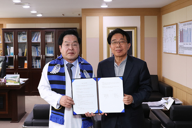 ▲ 가천대 길병원과 인천유나이티드가 상생 협약을 체결하고 사진 촬영을 하고 있다.