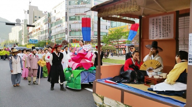 ▲ 군포 재궁동 철쭉축제 퍼레이드 참여