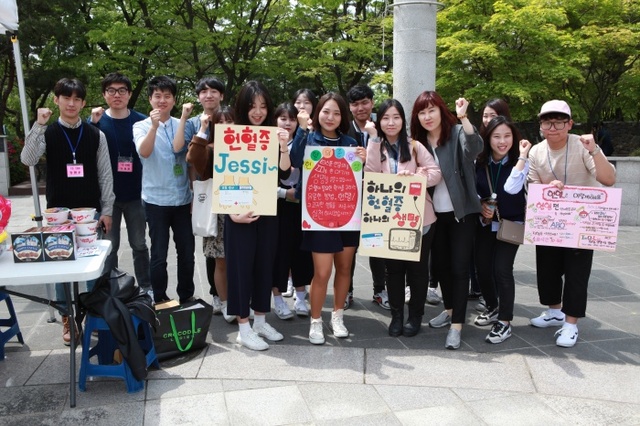 ▲ 강동대학교 RCY 봉사동아리 단원들이 본교에서 TOL(Tree of Lives) 헌혈 생명나눔 캠페인을 펼치고 있다.(사진=강동대