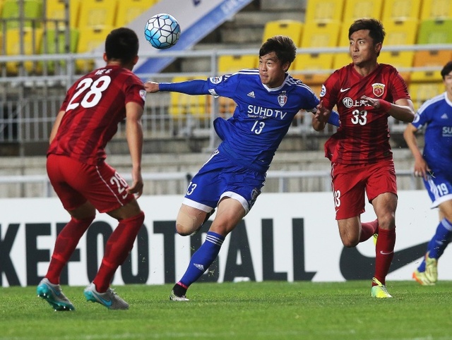▲ 3일 수원월드컵경기장에서 열린 2016 아시아축구연맹(AFC) 챔피언스리그 조별리그 수원 삼성과 상하이 상강의 경기에서 수원 김건희가 슈팅을 시도하고 있다.연합뉴스