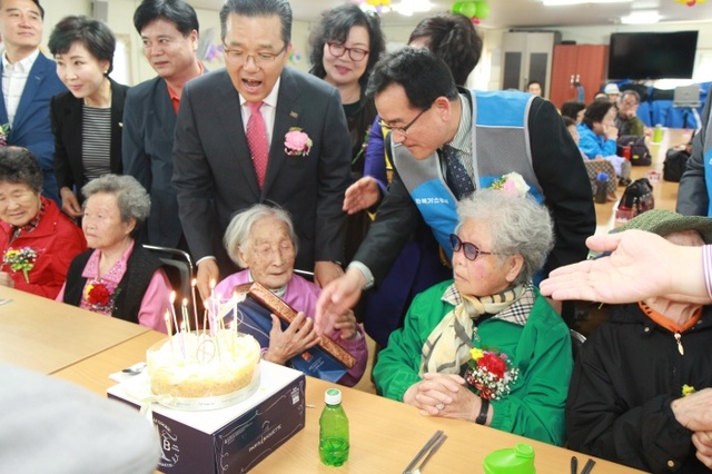 ▲ 대한적십자사 인천지사와 한국가스공사 인천기지본부가 연수구 사랑의 급식소에서 어버이날 행사를 진행하고 있다.