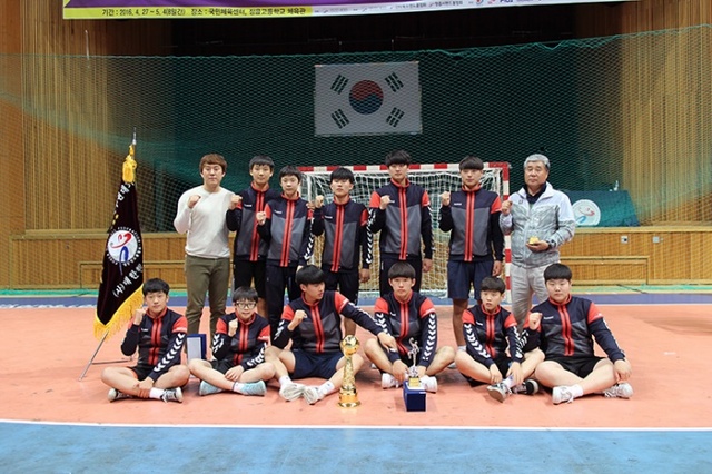 ▲ 제71회 전국종별핸드볼선수권대회 남자 중등부에서 2년 만에 정상을 탈환한 남한중 선수단이 시상식 후 기념촬영을 하고 있다.대한핸드볼협회 제공