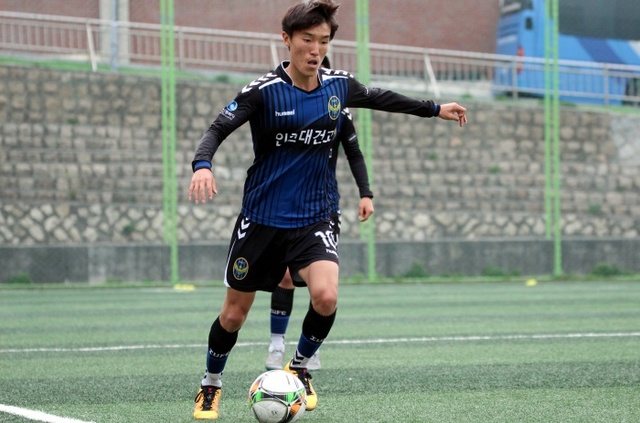 ▲ 인천 U18 대건고, 김진야가 공을 차고 있다.