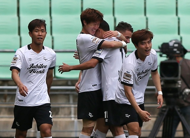 ▲ 5일 울산문수구장에서 열린 K리그 클래식 울산 현대와 성남 FC의 경기. 팀의 두 번째 골을 터뜨린 성남 황의조가 티아고와 끌어안고 환호하고 있다.연합뉴스