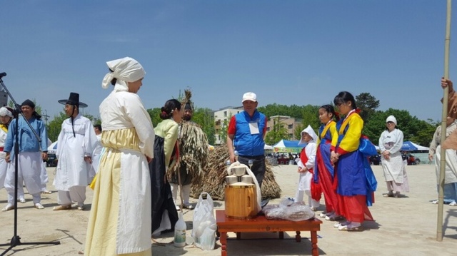 ▲ 이천시향토협의회 체육대회겸 문화축제에서 이천의 민속놀이인 거북놀이 공연을 펼칙 있다.