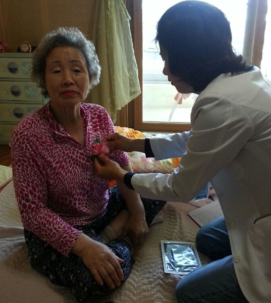 ▲ 독거어르신에게 카네이션