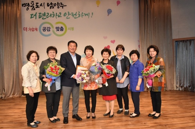 ▲ 0509 [화도읍] 박경자씨‘모범도민’표창 수상  사진1