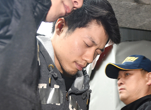 7면 20160510 안산 대부도 토막살인 연수동 자택 현장검증2  JUN_6166.jpg