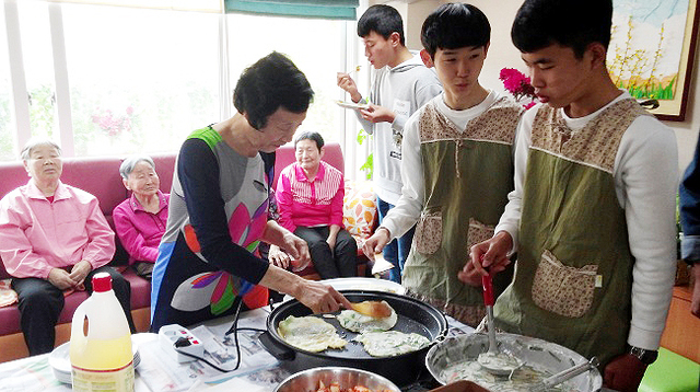 ▲ 인하사대부속중학교의 부적응학생에 대한 직업 및 문화체험 프로그램 등이 학생을 올바른 길로 인도하는 등 빛을 보고 있다. 학생들이 경로당에서 음식을 만들며 봉사활동을 하고 있다. 인하사대부속중 제공 1